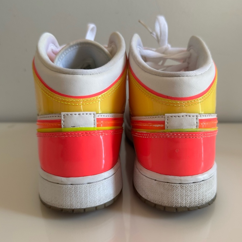 Air Jordan 1 Mid SE GS ‘Edge Glow’ - Picture 3 of 9